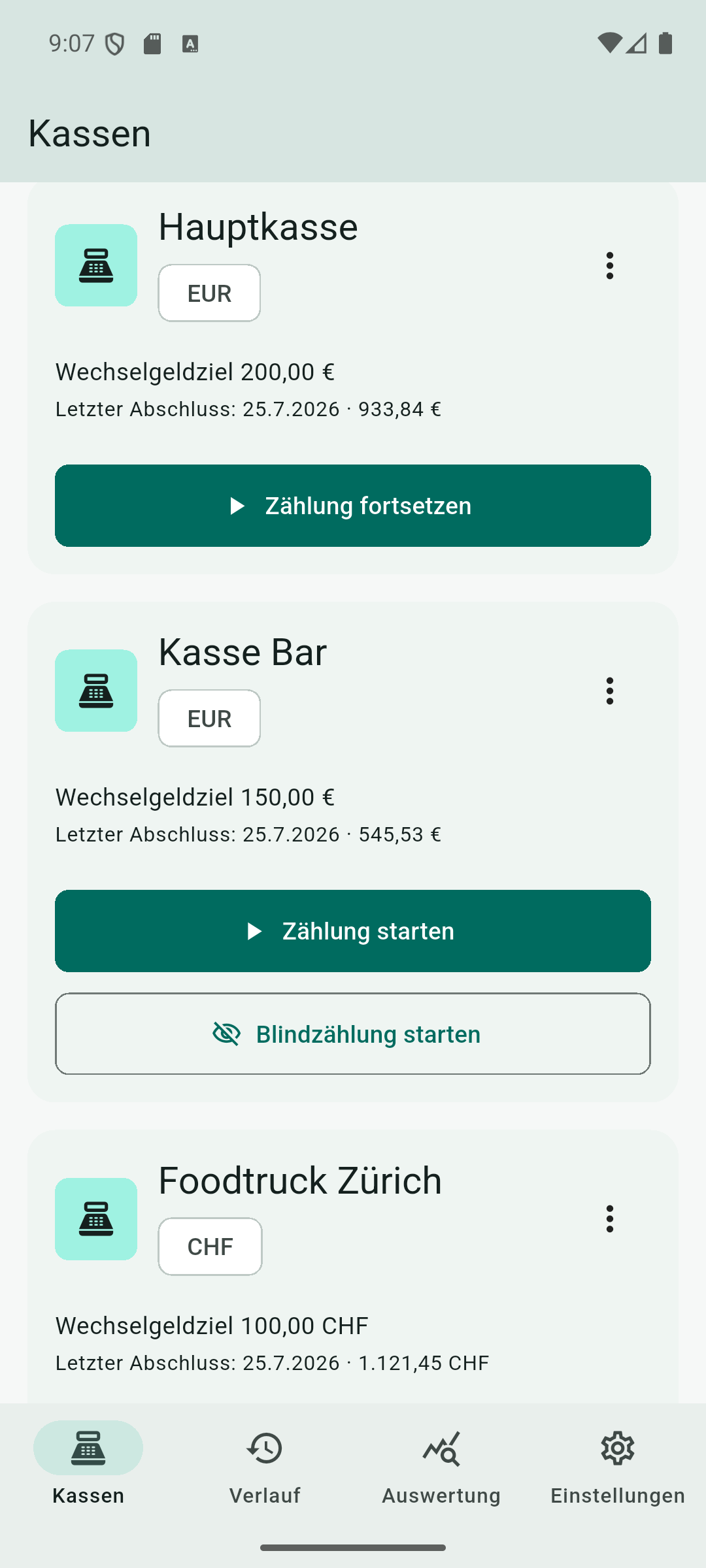 Kassen-Übersicht in Kassento mit mehreren Kassen in Euro und Schweizer Franken, Wechselgeldziel und dem Einstieg in normale und blinde Zählungen.