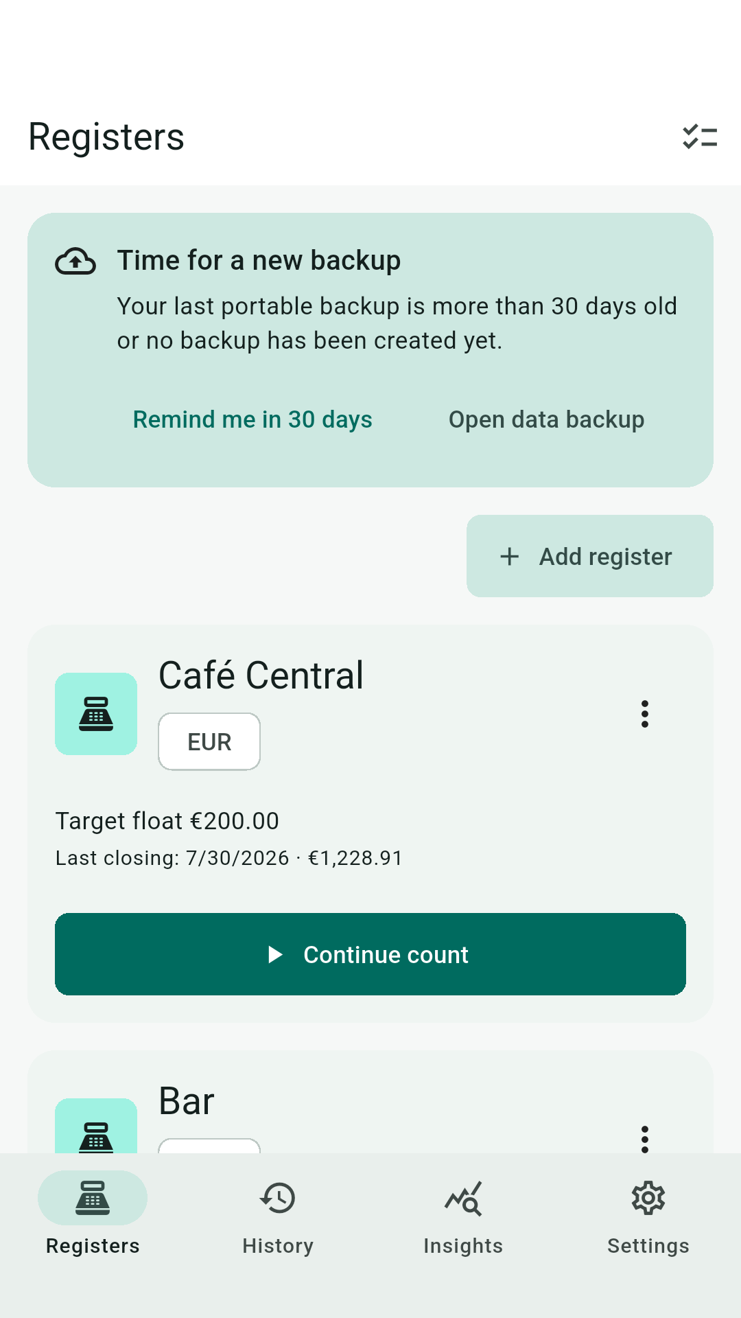 Kassento till overview with a backup reminder, the Café Central till showing its target float and a count that can be resumed, and a further till.